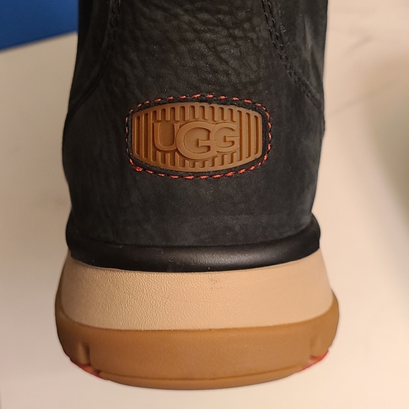 UGG LAKESIDER ANKLE BOOTS - Picture 9 of 10